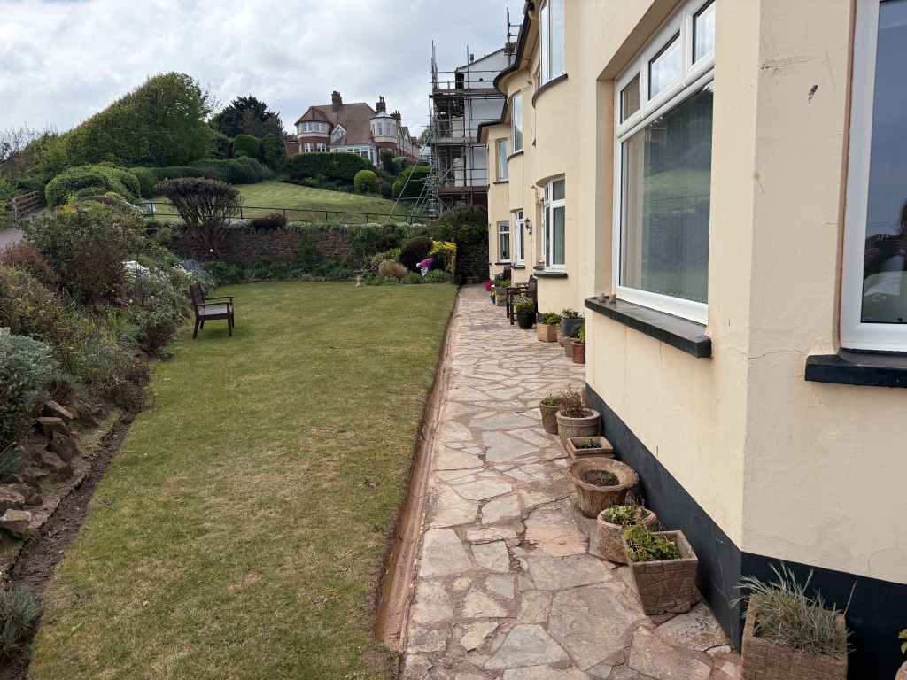 Lot: 124 - TOP FLOOR APARTMENT WITH STUNNING SEA VIEWS - Front communal garden